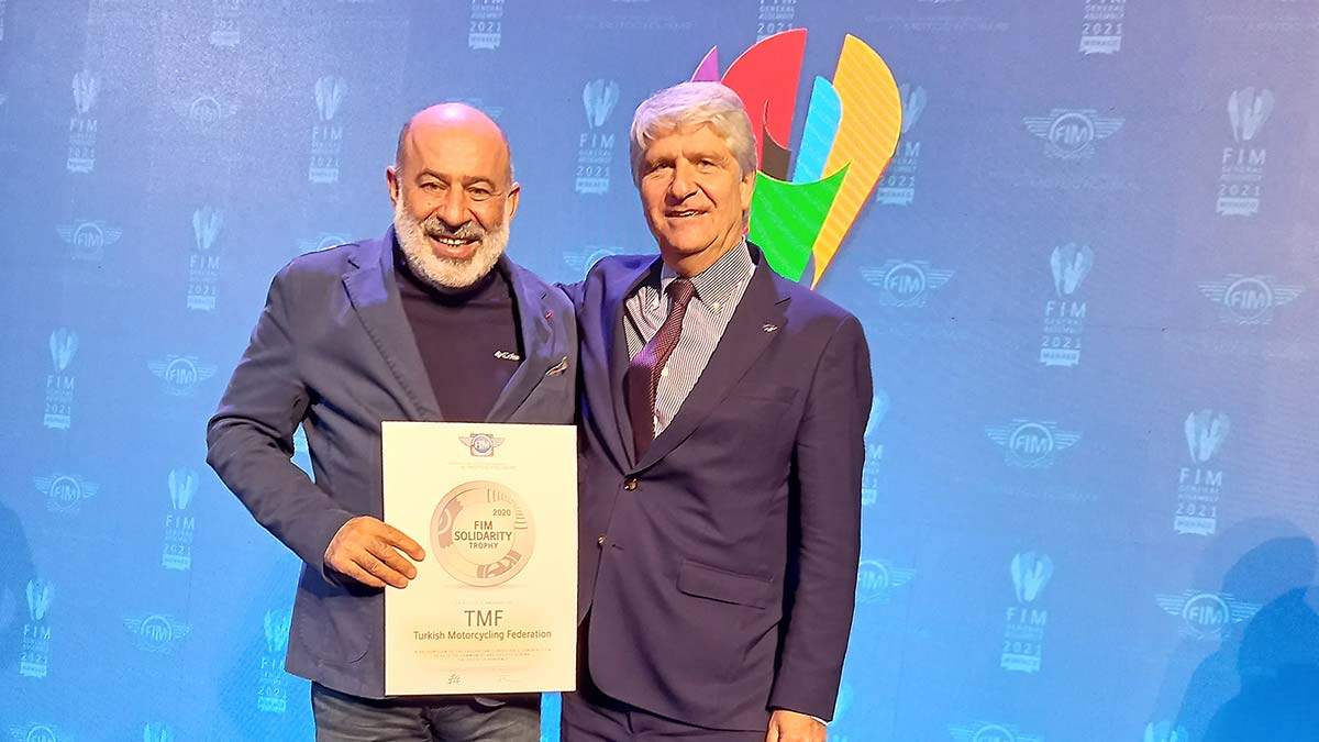 Ödülü TMF Asbaşkanı Mahmut Nedim Akülke, FIM Başkanı Jorge Viegas'tan aldı.
