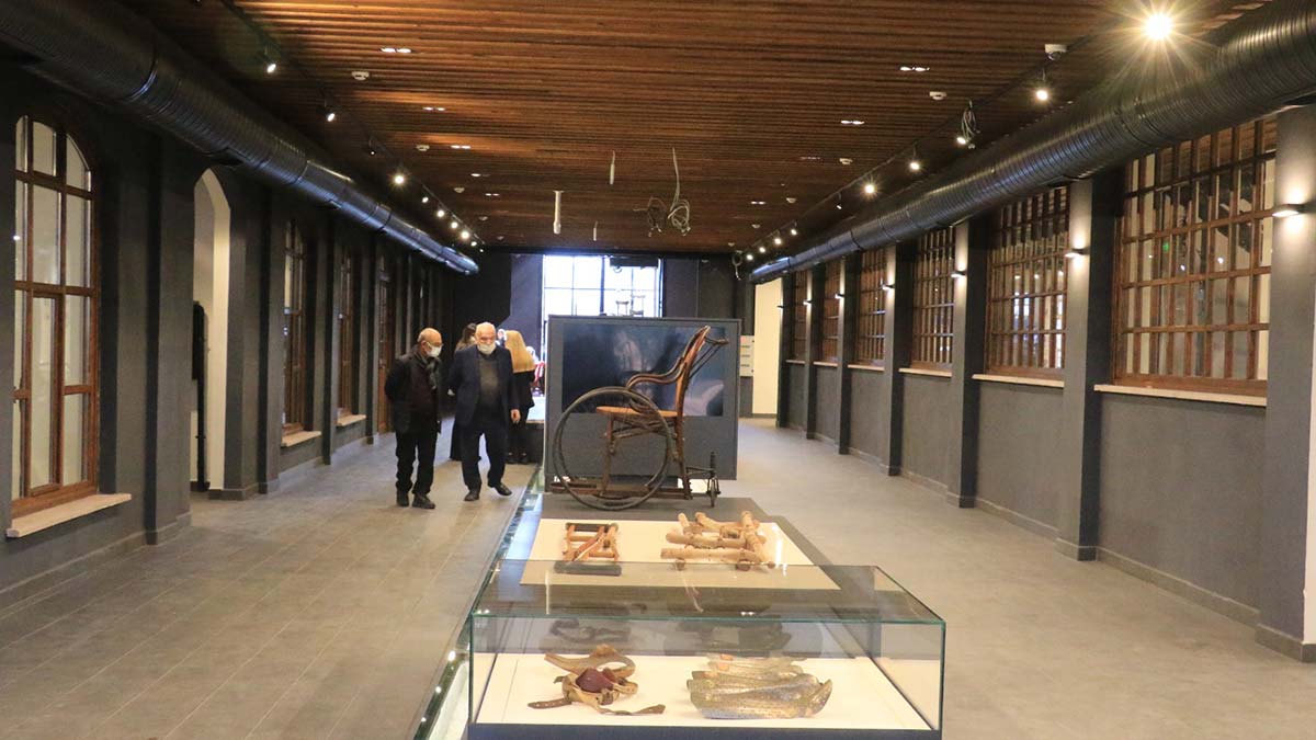 "Tarihe ışık tutan müzede ayrıca Çanakkale Savaşı sırasında kullanılan sedye ve protez bacak başta olmak üzere birçok cerrahi alet de yer alıyor"