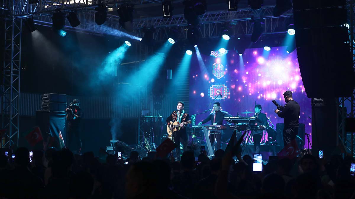   Arada Türkçe şarkılar da seslendiren sanatçılara vatandaşlar ellerinde Türkiye ve Türkmenistan bayraklarıyla oynayarak eşlik etti 