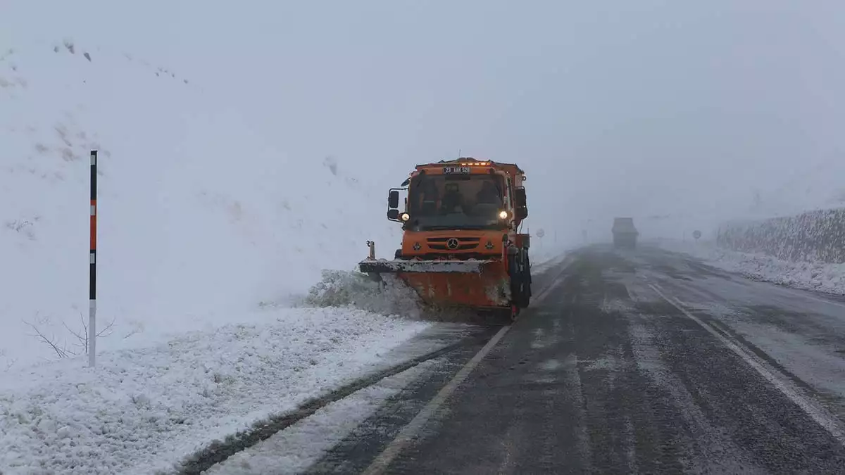 Ekipler, 2 bin rakımda karla mücadele edip, sürücülerin yolda kalmasını engelliyor.