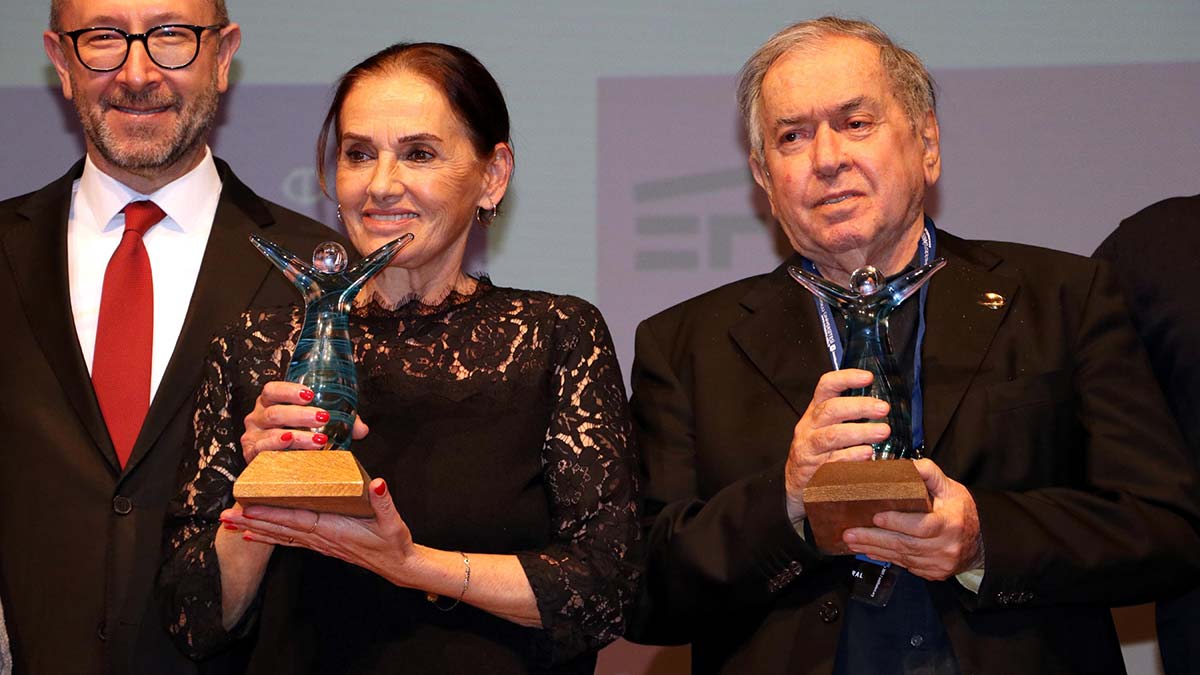 Festivalin onur ödülleri usta yönetmen Erden Kıral ile deneyimli oyuncu Nur Sürer'e verildi.