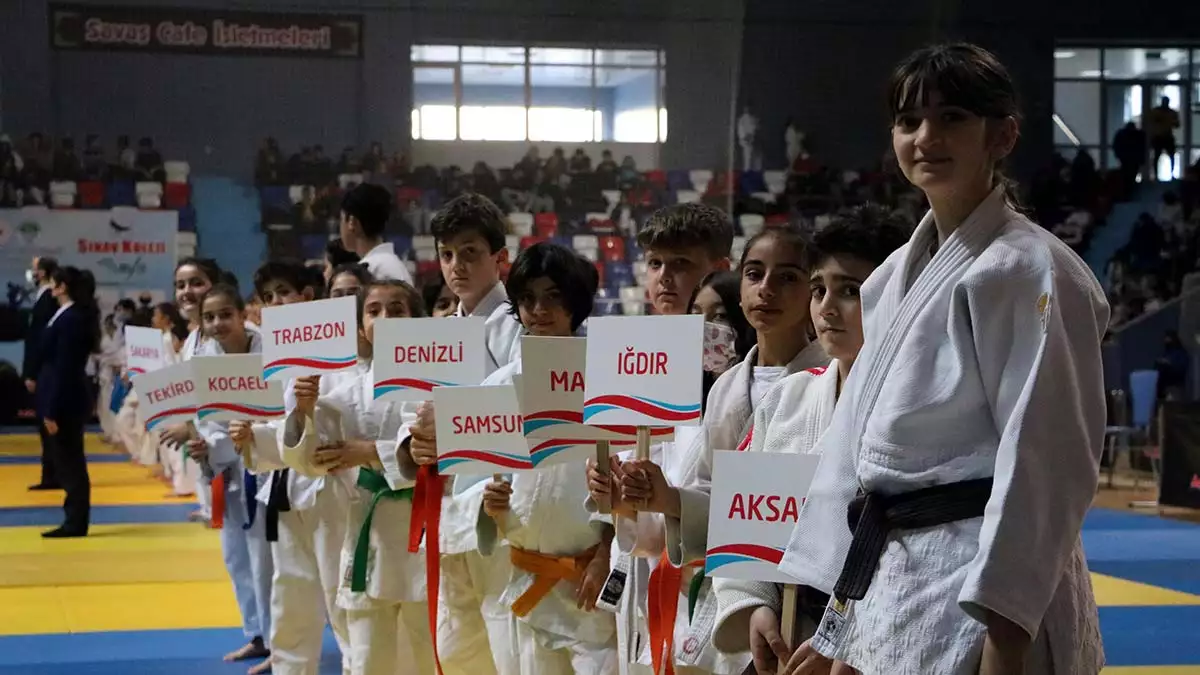 Yarınki müsabakaların ardından dereceye giren sporculara madalyaları takdim edilecek.