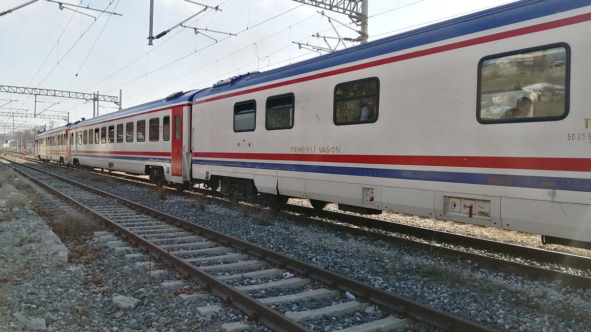 Üniversite öğrencisi Doğu Ekspresi'nden düştü