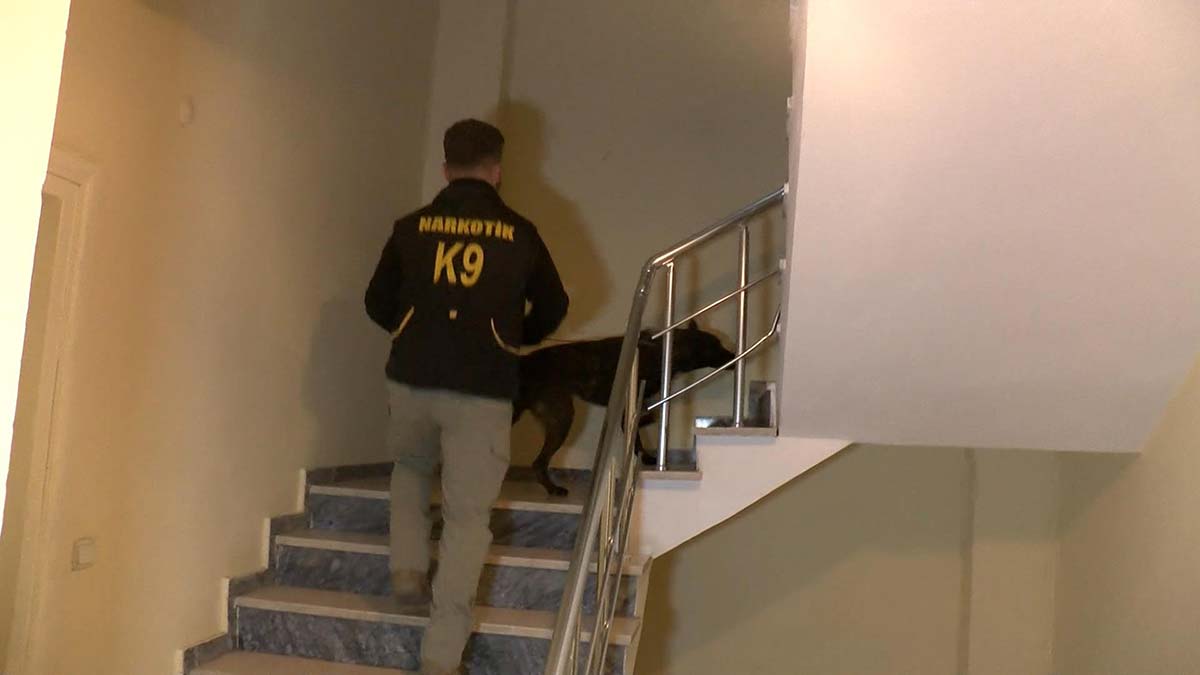 Operasyon kapsamında Sultaniye Mahallesinde 4 katlı bir binanın ikinci katına giren polis ekipleri içeride arama yaptı
