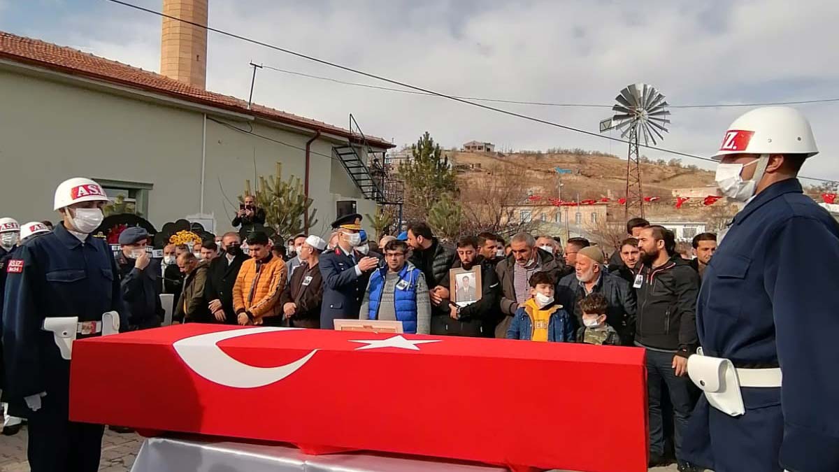 Şehit Piyade Uzman Çavuş İdris Aksöz'ün cenazesi, kılınan namazın ardından köy mezarlığında toprağa verildi
