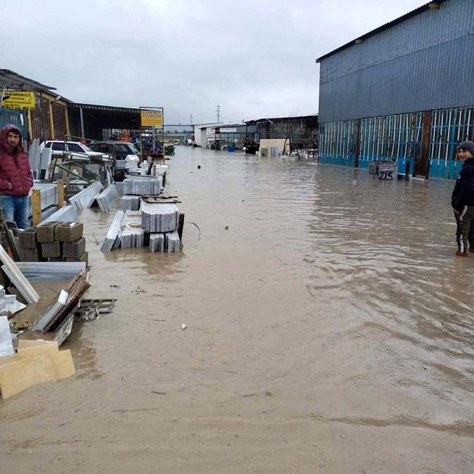 Uzunköprü Belediyesi ekipleri su basan iş yerlerinde boşaltma çalışması başlattı