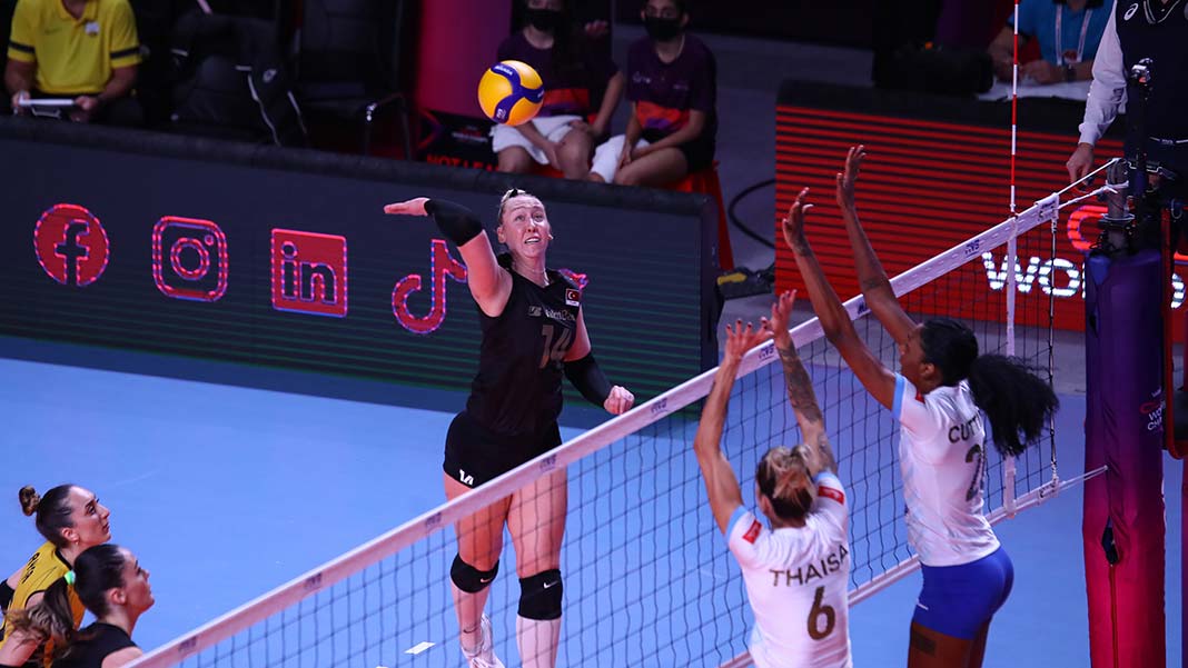 Ogbogu'nun blokları da devreye girince Vakıfbank seti 25-17 kazanarak durumu 2-0'a getirdi.