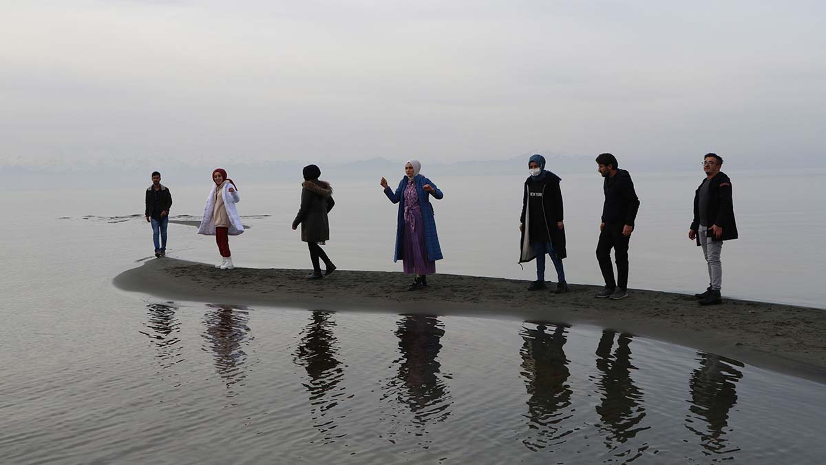 Van Gölü'nde kuraklıkta adacıklar oluştu