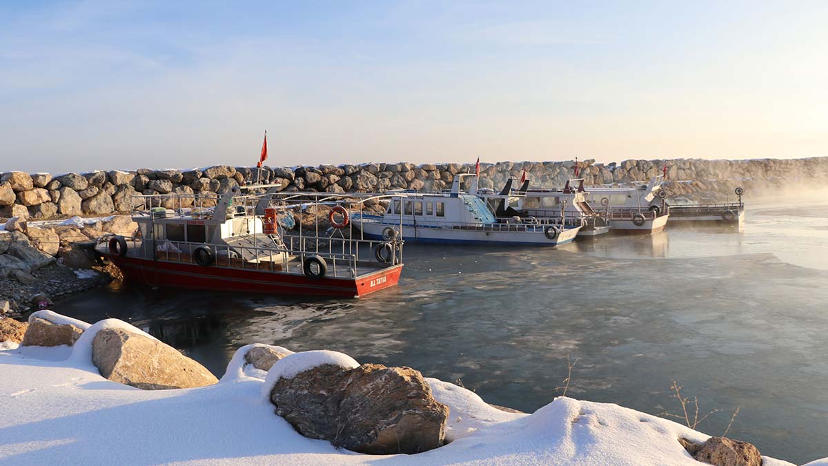 "Zorlu hava koşullarında gölde balık avlıyoruz. Bu yıl kış mevsimi daha şiddetli geçiyor."