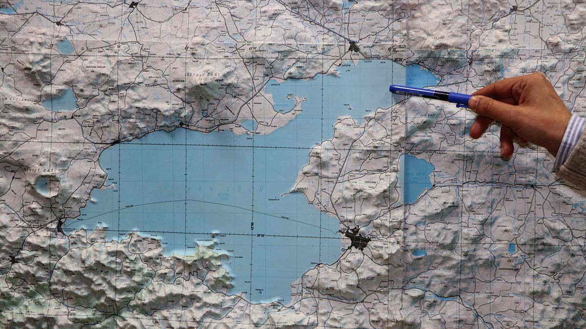 " Van Gölü'nün doğusunda bindirme fayları var. Hemen kuzeyinde doğrultu atımlı faylar var"
