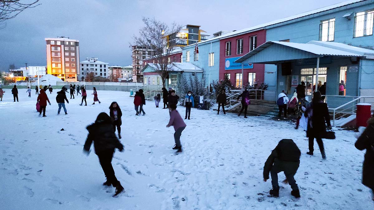 Çocuklar, kar sevinçlerini okullarının bahçelerinde kar topu oynayarak paylaştı.  