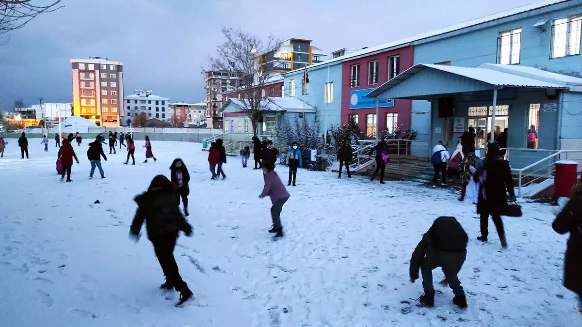 Çocuklar, kar sevinçlerini okullarının bahçelerinde kar topu oynayarak paylaştı.  