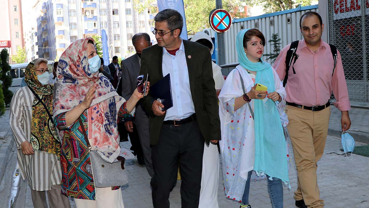 " Nereden bakarsanız 2018'de 650 bin İranlının kapımızdan giriş yaptığını biliyoruz. Şimdi kapı diyoruz ama burası günde 7-8 saat faaliyet gösteriyor."