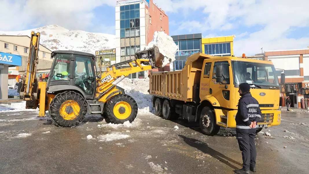 Kırsal bölgelerdeki mahalle ve mezra yollarının ulaşıma açılması için başlatılan karla mücadele çalışmaları devam ediyor