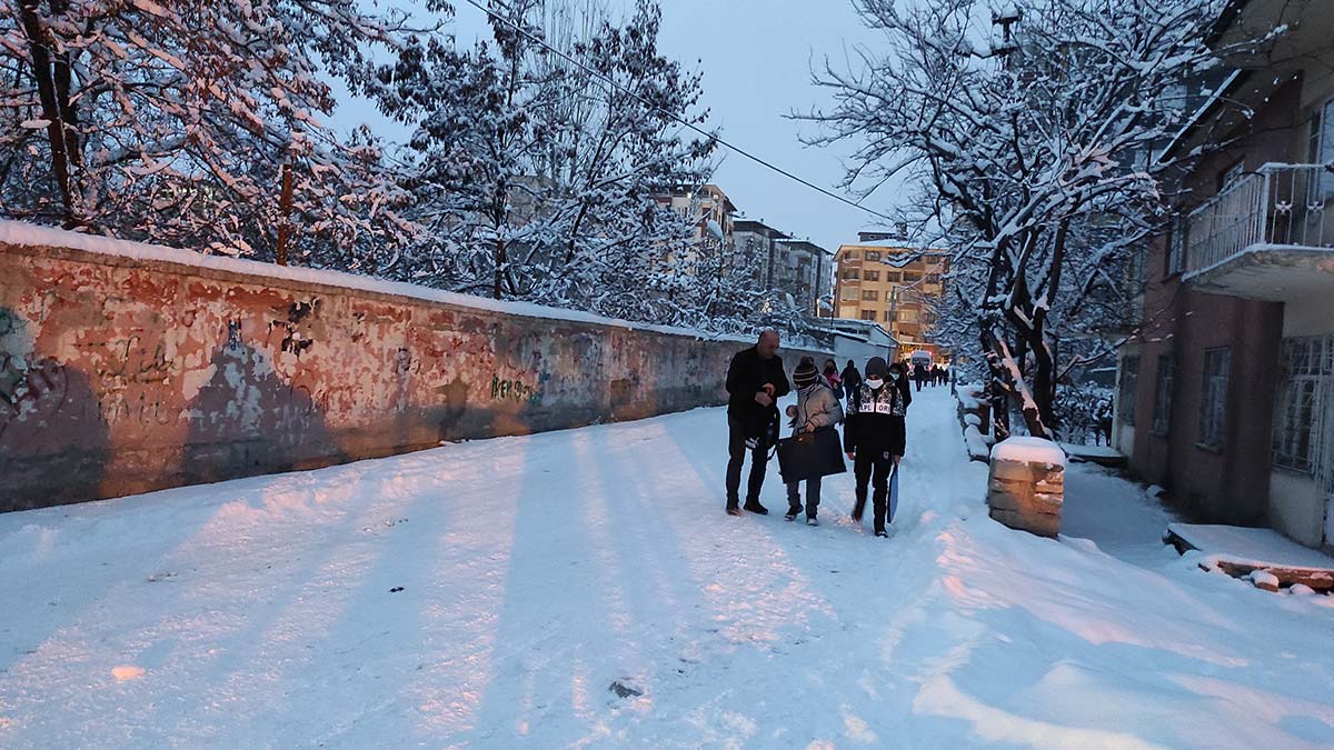 Van'ın 3 ilçesinde taşımalı eğitime kar engeli