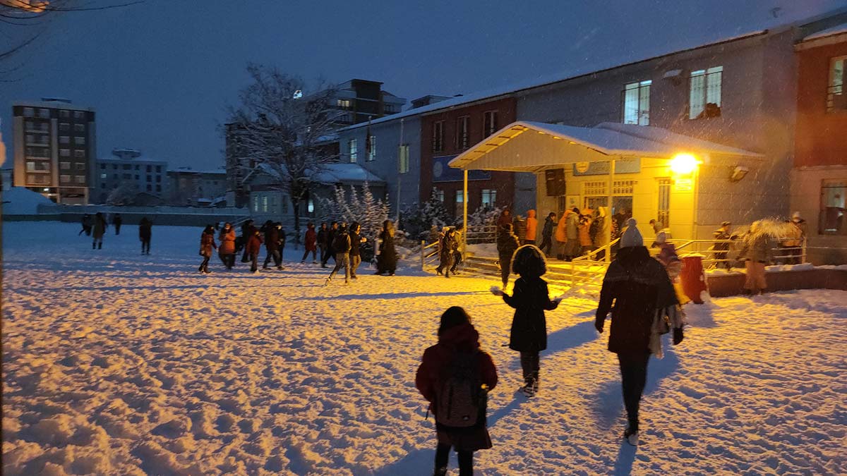 Meteoroloji yetkilileri, yola çıkan sürücüleri çığ ve buzlanmaya karşı uyardı.