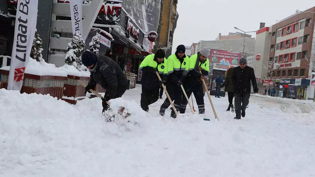 Kapanan yolların açılması için büyükşehir belediyesi'ne bağlı karla mücadele ekipleri, çalışma başlattı
