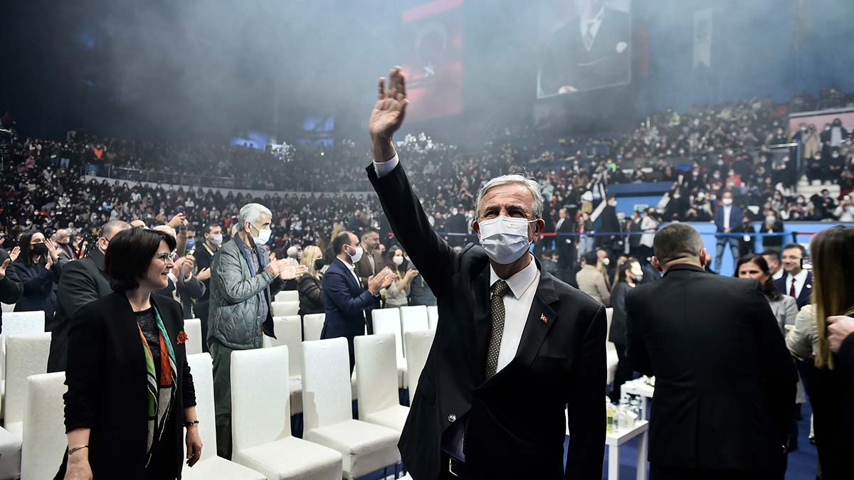 Ankara Büyükşehir Belediyesi, 27 Aralık Atatürk’ün Ankara’ya gelişinin 102. yıl dönümünü konserlerden sergiye, atletizm koşusundan seymenler gösterisine kadar birçok etkinlikle kutladı. Atatürk Spor Salonu’nda düzenlenen ‘Kızılca Gün Programı ve Edis Konseri’nde 10 Büyükşehir Belediye Başkanı ve eşlerini de ağırlayan Ankara Büyükşehir Belediye Başkanı Mansur Yavaş, hep bir ağızdan coşkuyla şarkılara eşlik eden, halaylar çeken binlerce Başkentliye seslenerek, “Atatürk, Cumhuriyeti bizlere emanet etti. Biz de gençlerimize emanet ediyoruz. Böyle özel bir günde Belediye başkanlarımızla sizlerle birlikte olduğumuz için son derece mutluyuz” dedi.