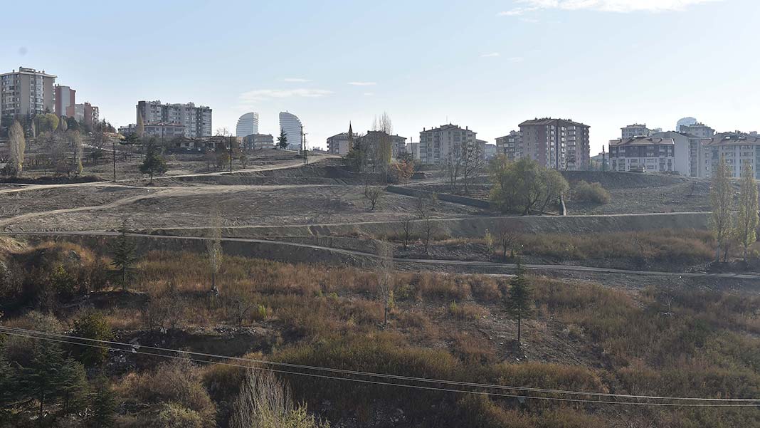 Ankara Büyükşehir Belediyesi, Yukarı Dikmen Mahallesi'nde atık temizleme çalışmalarını tamamladı.