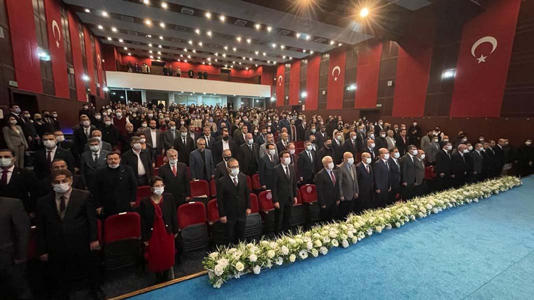 " Üniversite demek gelenek demek, tecrübe demek. Gelenek oluşsun, tecrübe oluşsun."