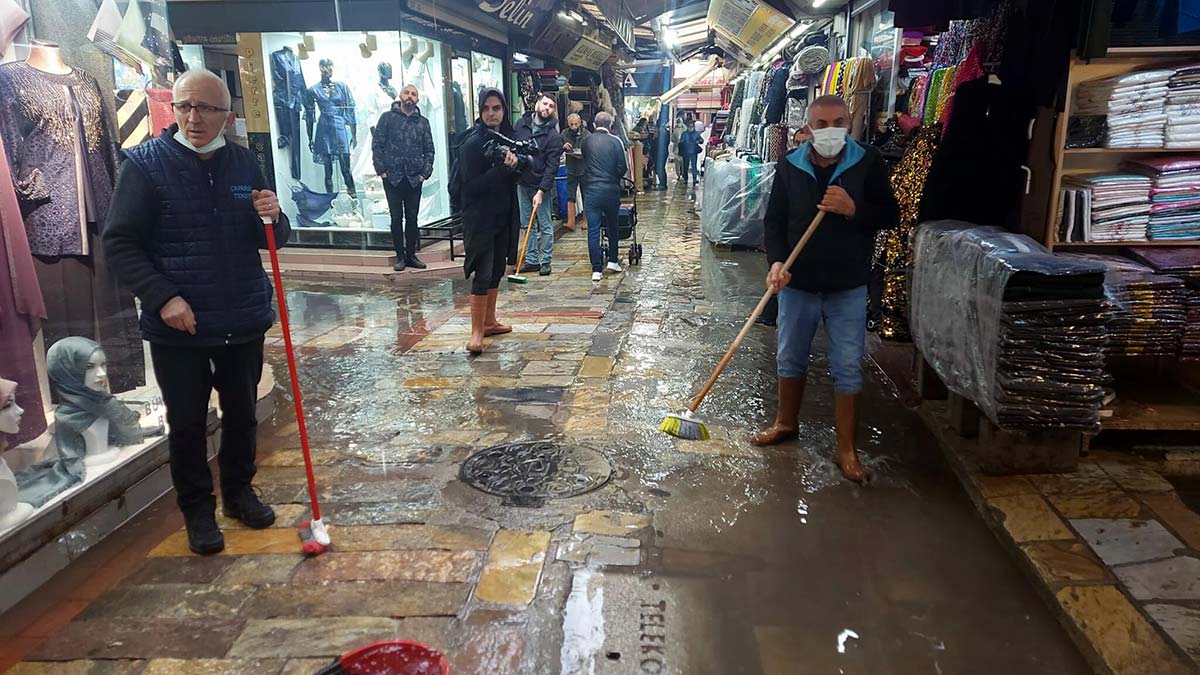Yağış sonrası Küçük Demirhan İşhanı'nı su bastı