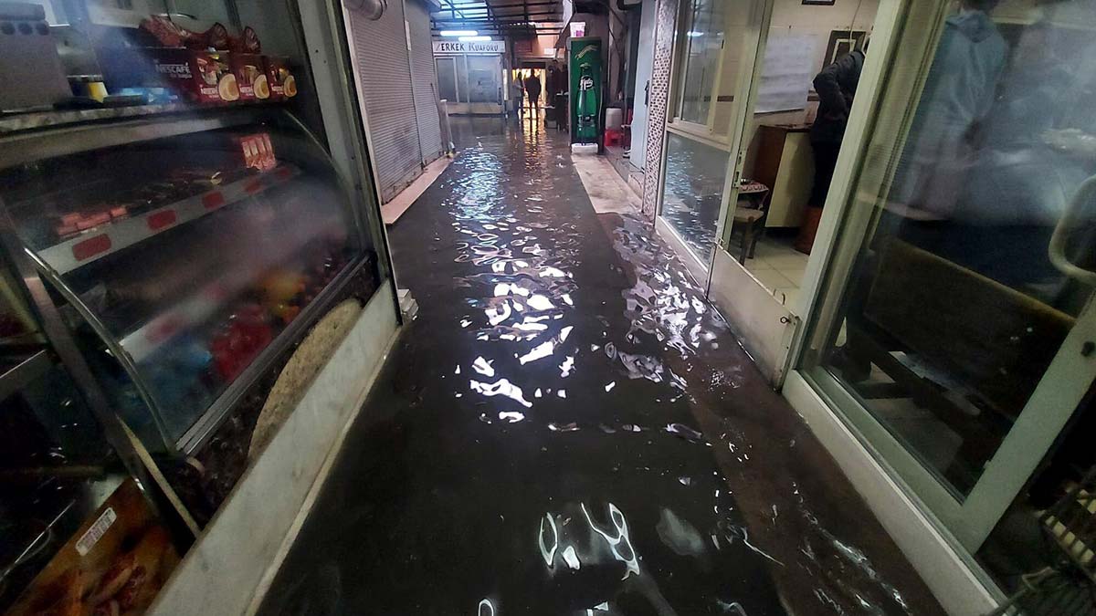 Çarşı esnafı, alt yapının yetersiz olduğunu ve her yağışta bu manzaraların yaşandığını belirterek, bu durumun bir an önce çözülmesi gerektiğini söyledi.