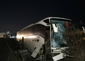 Yolcu otobüsü tarlaya uçtu: 12 yaralı