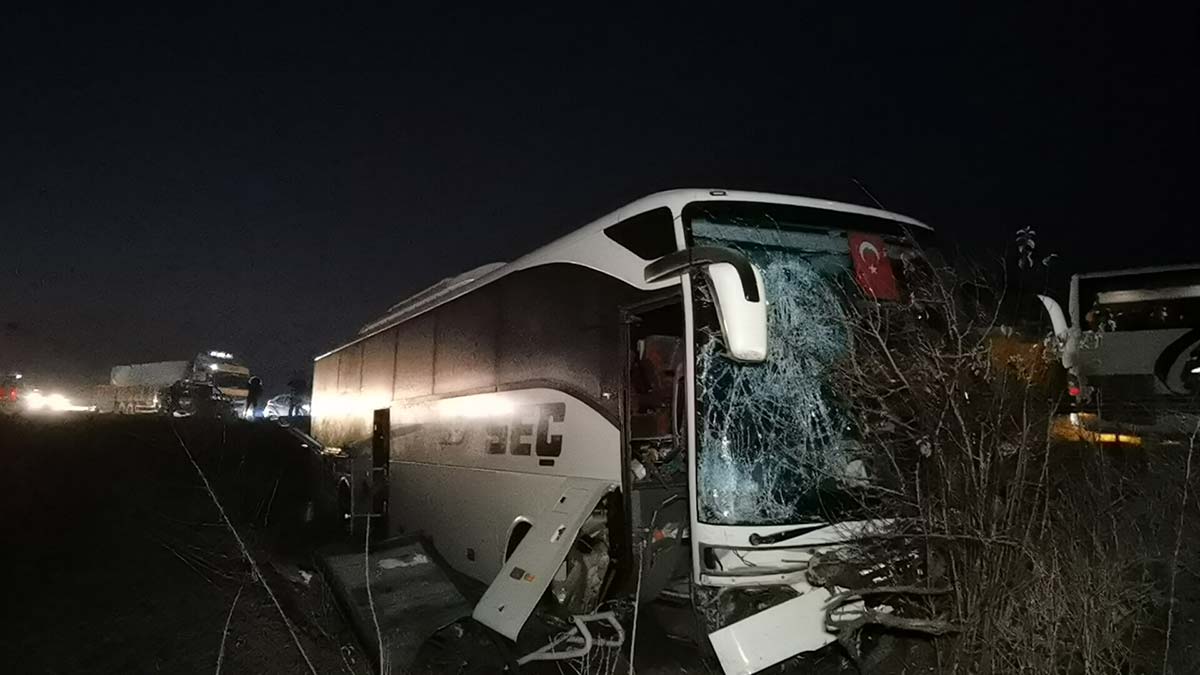 Yolcu otobüsü tarlaya uçtu: 12 yaralı