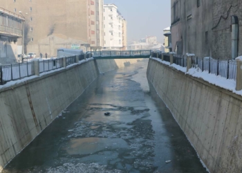 Yüksekova'da dereler buz tuttu