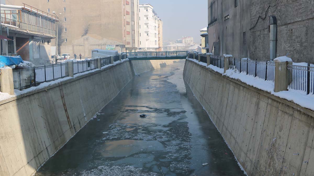 Yüksekova'da dereler buz tuttu
