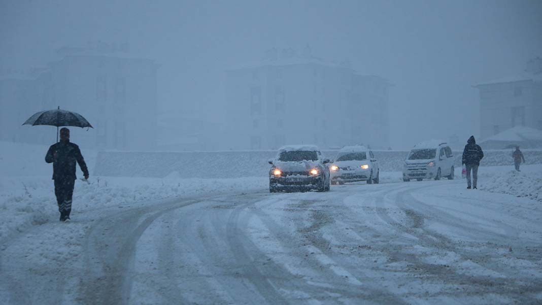 Yüksekova'da kar yağışı sabah saatlerinde etkili