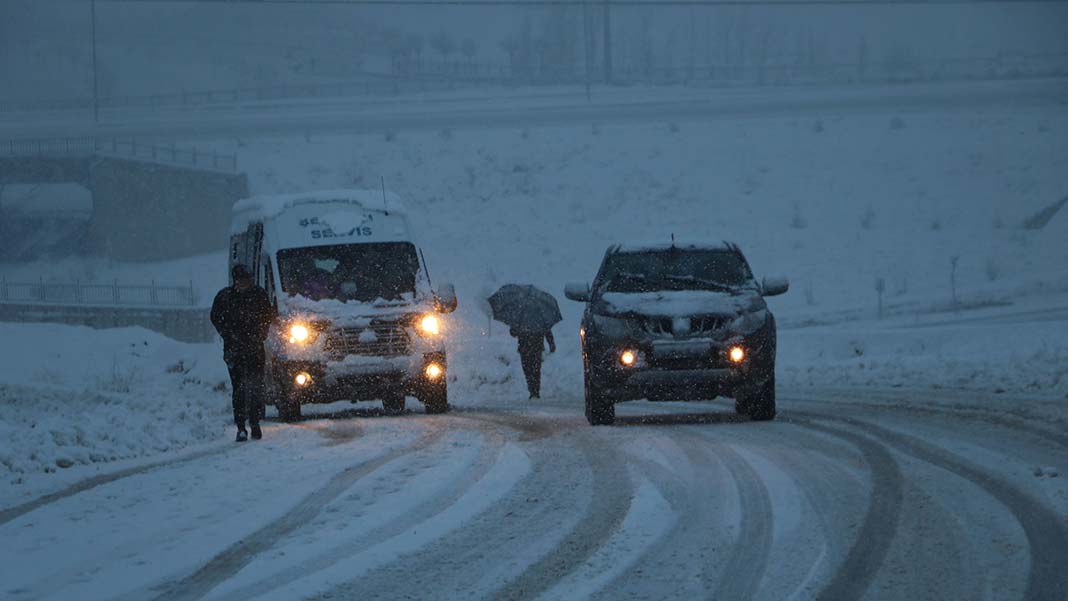 Yüksekova'da kar yağışı sabah saatlerinde etkili