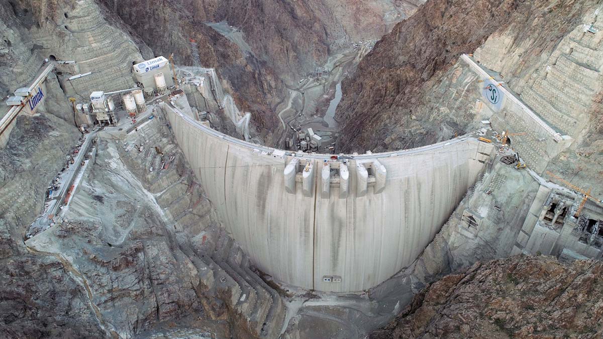 Günde 3 hava hattıyla taşımalı 6 bin 500 metreküp beton döküldü.