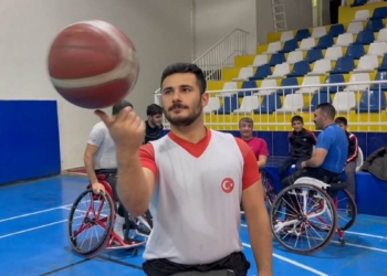 Yüzde 50 bedensel engelli Mevlüt basketbolla tutundu