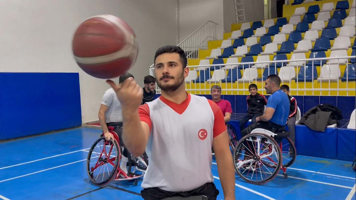 Yüzde 50 bedensel engelli Mevlüt basketbolla tutundu