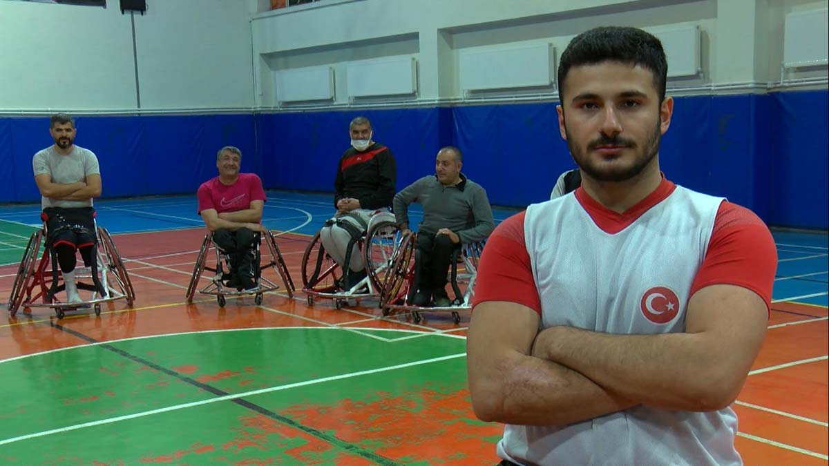 " Engelli bir birey olarak hayatıma devam ettim. 15 yaşıma kadar asosyal bir hayat beni yakalamıştı. Çünkü bütün sosyal aktivitelerden uzak kalmıştım ve kendimi eve kapatmıştım"