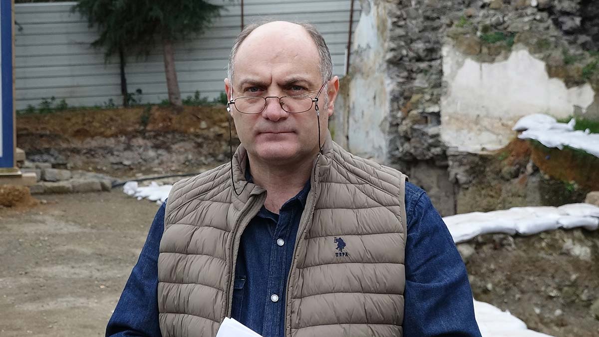 " Aynı yerde bir yangın lokasyonu tespit ettik ve tunç şamdan kaidesi bulduk. O bölgede obsidyen parça kesici alet diyeceğimiz bir parça ele geçti"