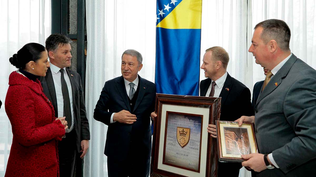 Zenica'dan Bakan Akar'a Fahri Vatandaşlık Belgesi