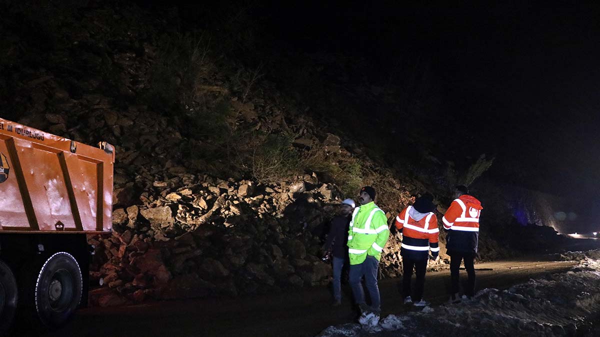 Karayolları ekipleri, iş makineleri ve kamyonlarla kayan toprağı temizlemek için çalışma başlattı