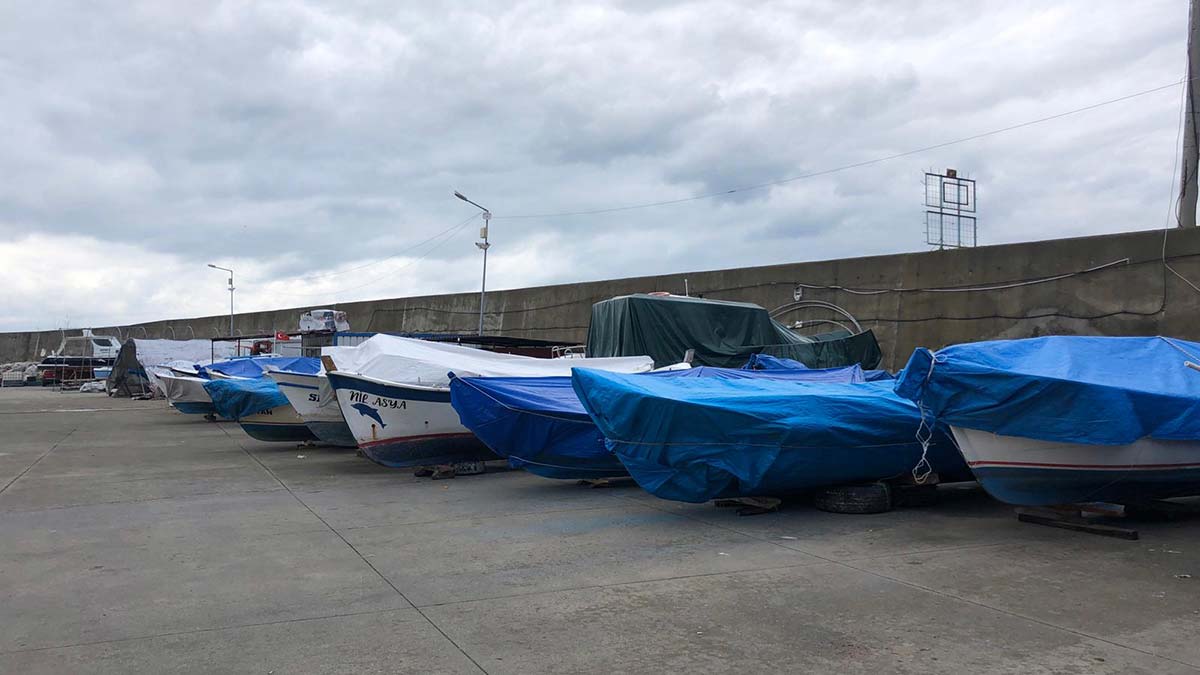  Endüstriyel balıkçılık yapılan büyük gırgır tekneleri de limana demirlenerek tayfalarına izin verildi