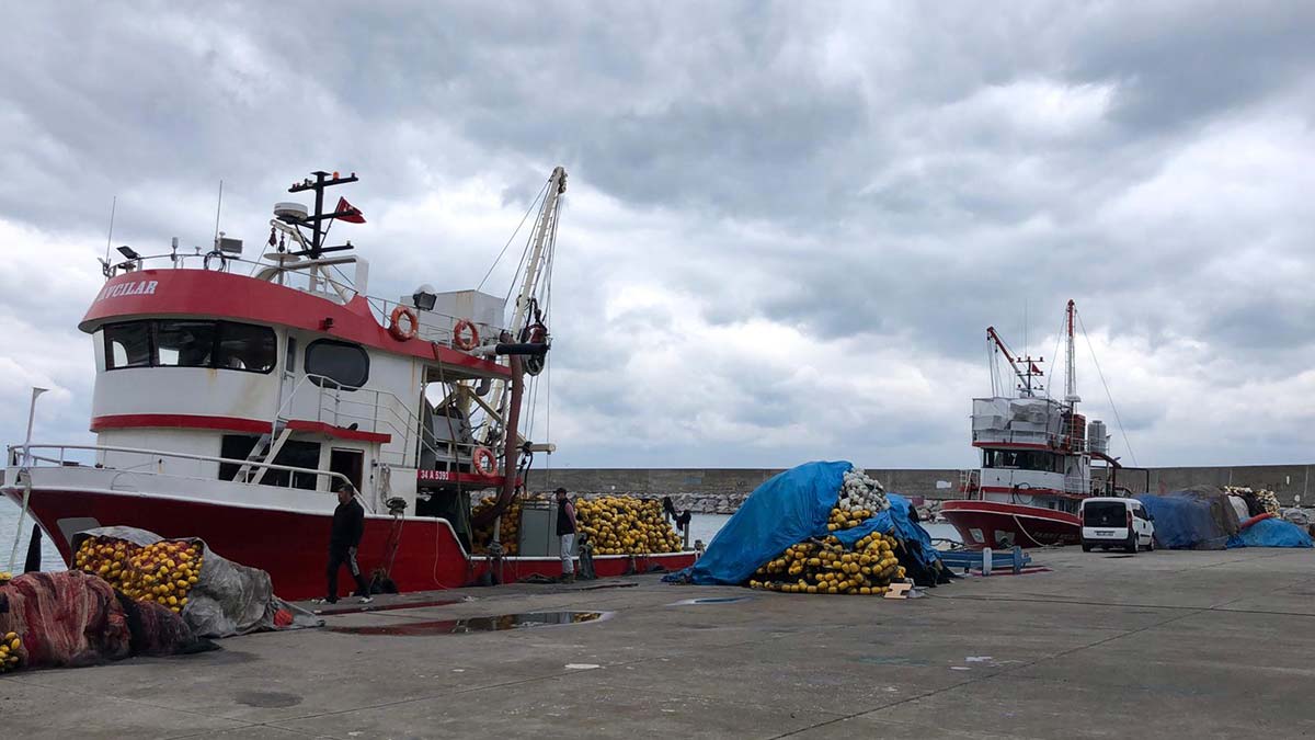Zonguldak'ta balıkçılar teknelerini limana demirledi