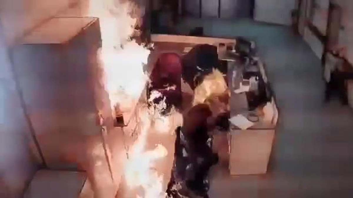 Oksijen tüpü patlaması olarak açıklanan olayın görüntülerinde hemşire Gizem Elif Türk ve temizlik görevlisinin tezgahta henüz bilinmeyen bir maddeyle ilgilendikleri görülüyor.