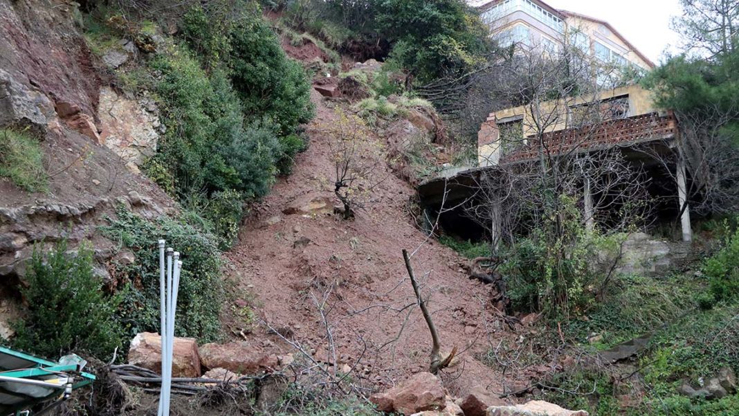 Zonguldak'ta heyelan: Akaryakıt istasyon duvarı yıkıldı