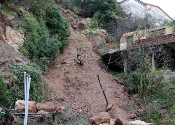 Zonguldak'ta heyelan: Akaryakıt istasyon duvarı yıkıldı
