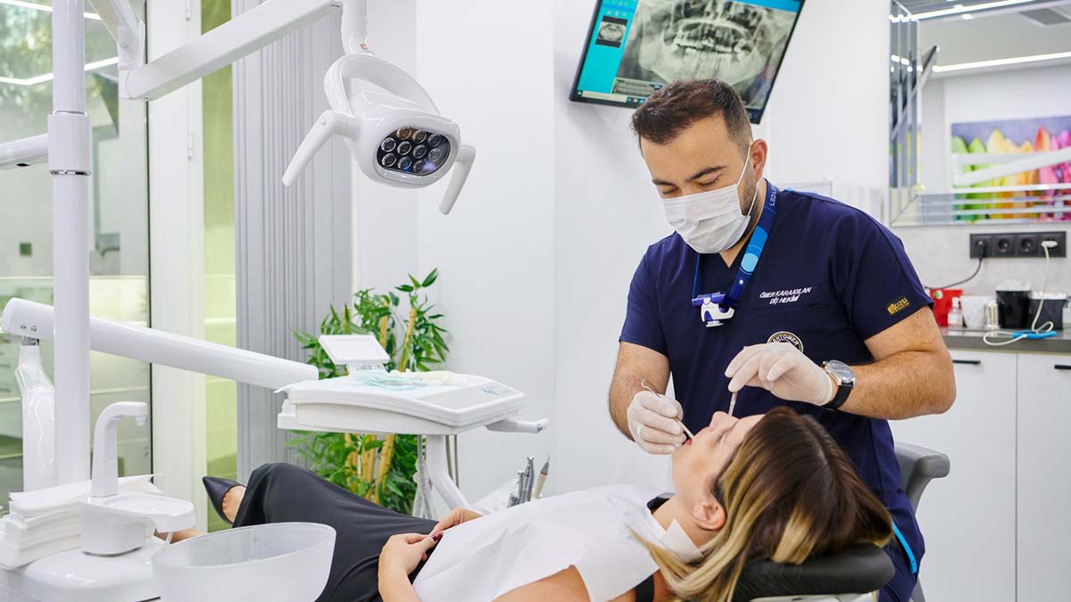 " Aşırı stres, düzensiz beslenme, sigara kullanımı gibi nedenlere bağlı olarak dişlerinin estetik görüntüsünü yitirenler gülümsemekten kaçınıyor"