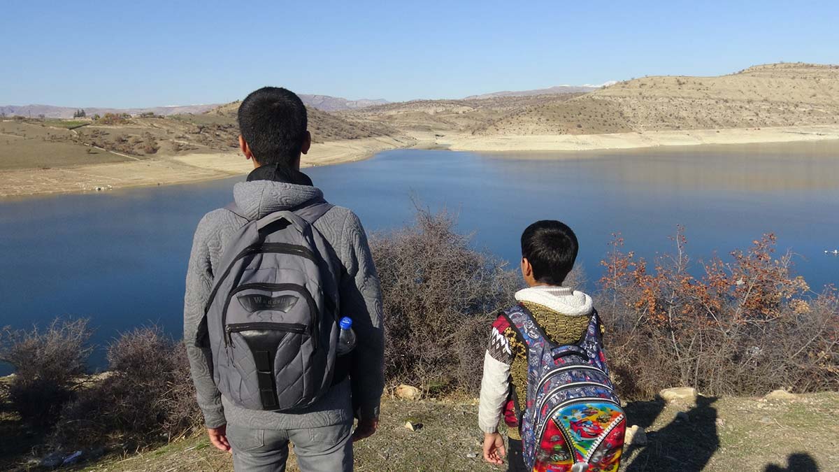 Zorlu okul yoluna kayık ile gidiyorlar