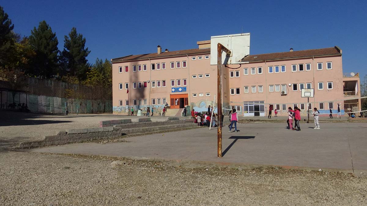 3 kardeş, her sabah kayıkla 25 dakikalık yolculukla baraj gölünü geçip okullarına gidiyor.