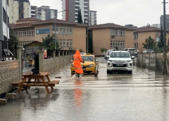 Adana'da sağanak; okul yolu su ile doldu