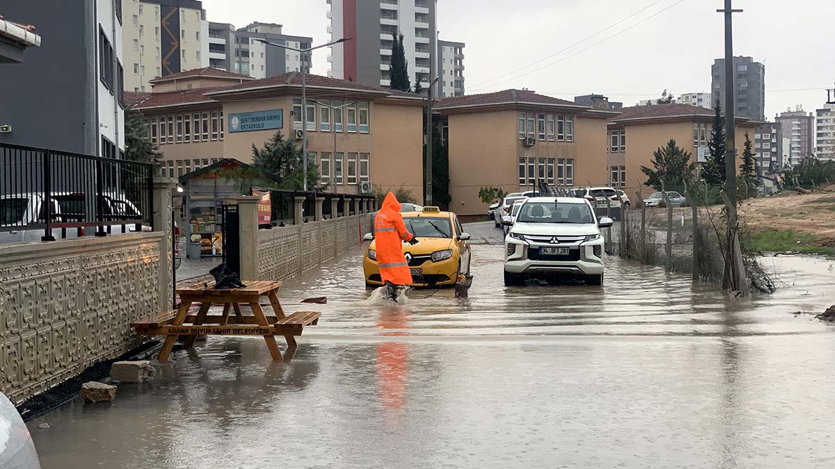 Adana'da sağanak; okul yolu su ile doldu