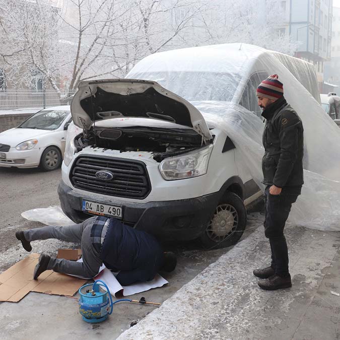 Ağrı buz tuttu; araçlar çalışmadı